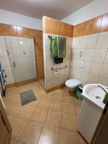 bezbariérová koupelna ve velkém apartmánu