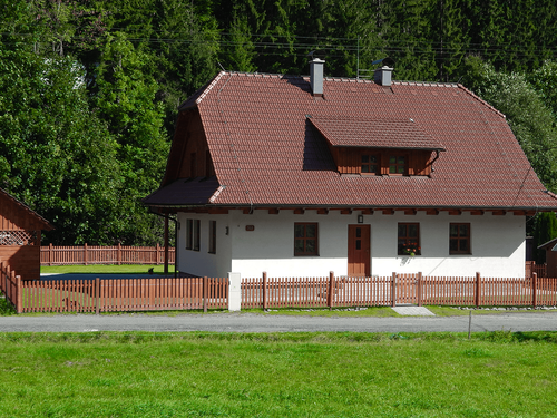 Ubytování u Křenků - pohled na chatu z parkoviště